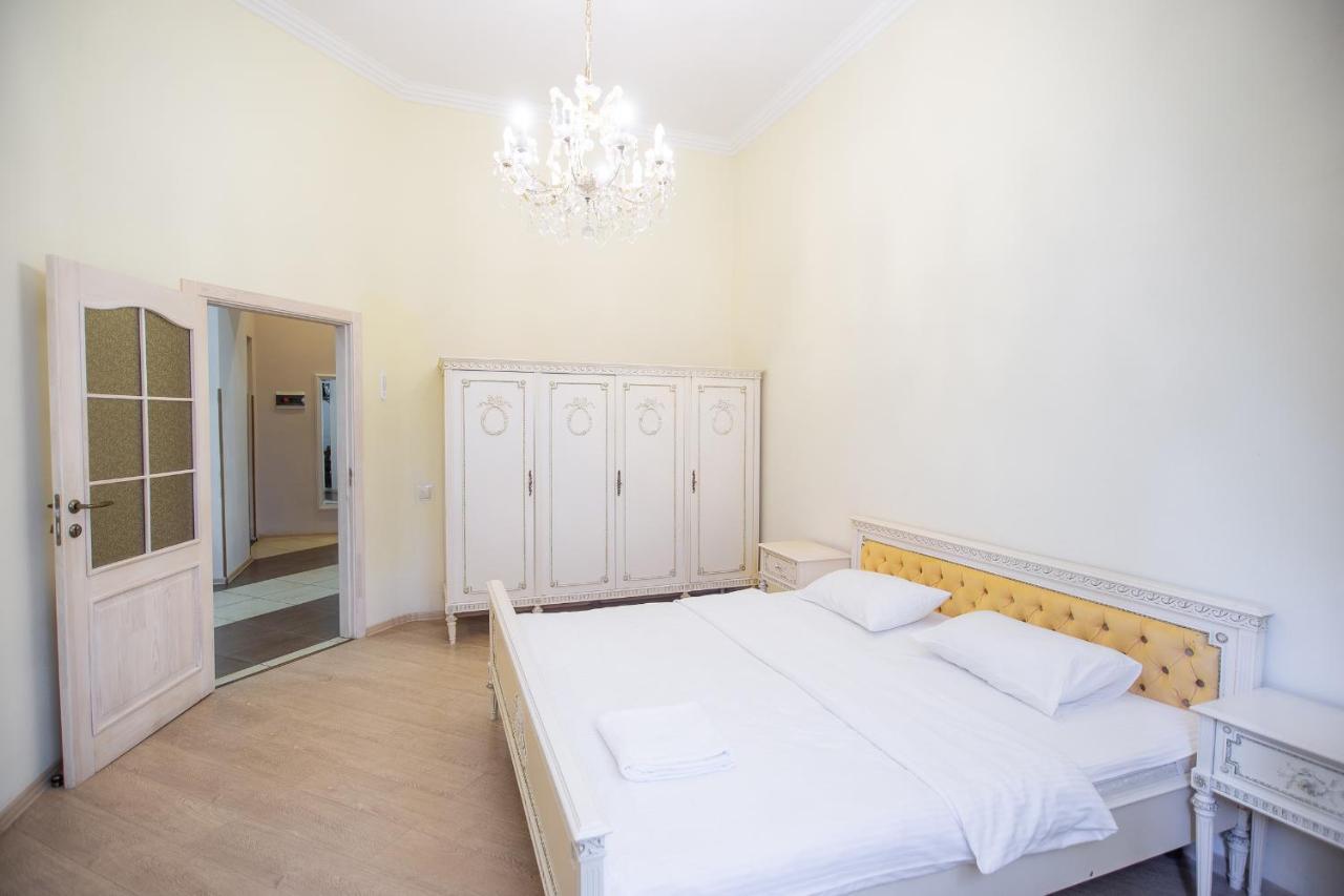 Comfortable Apartment On Mikhaylovskiy Lane キエフ エクステリア 写真