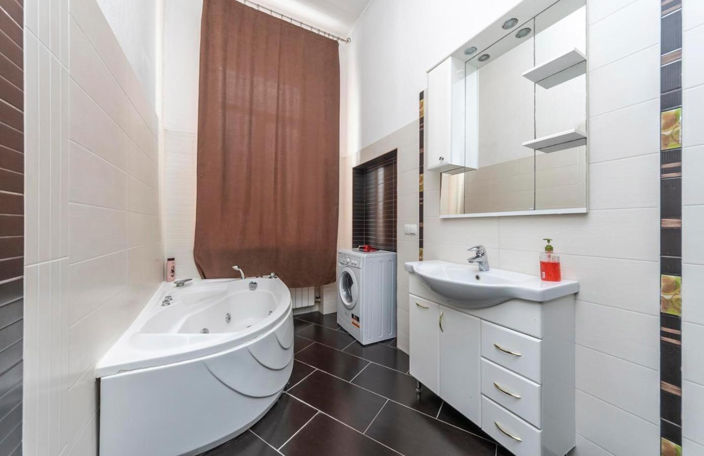 Comfortable Apartment On Mikhaylovskiy Lane キエフ エクステリア 写真