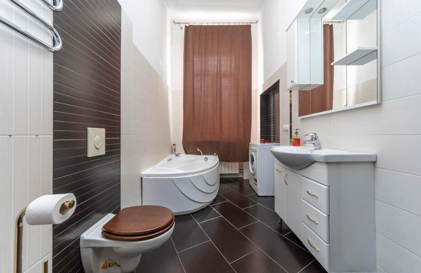 Comfortable Apartment On Mikhaylovskiy Lane キエフ エクステリア 写真