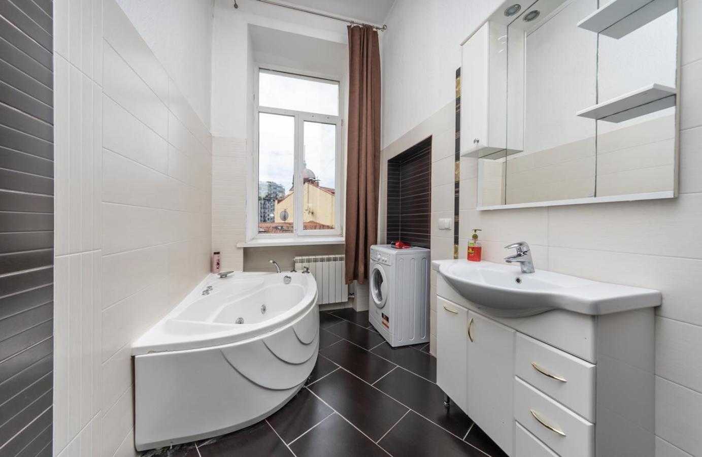 Comfortable Apartment On Mikhaylovskiy Lane キエフ エクステリア 写真